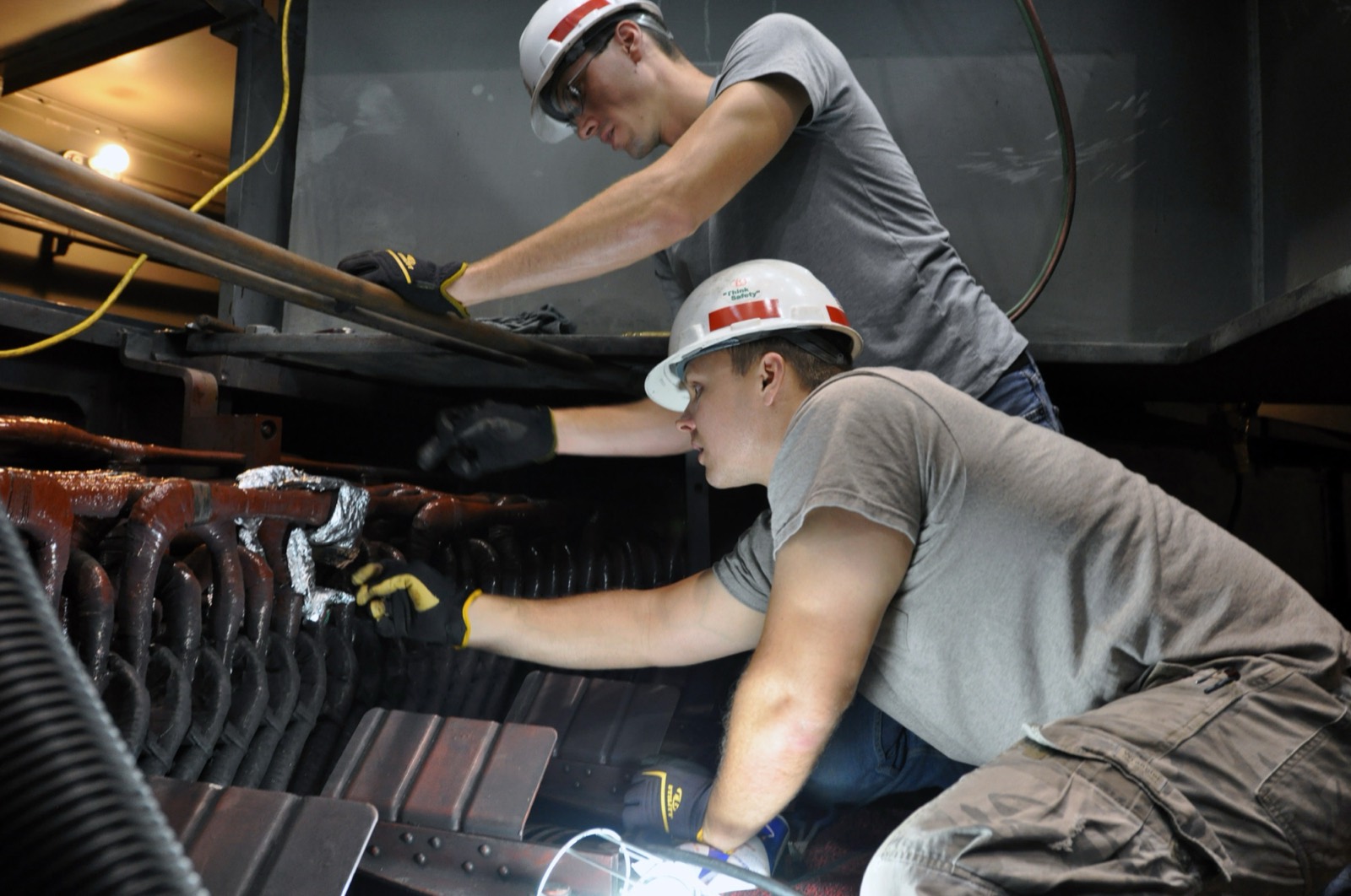 Técnicos electricistas trabajando en planta